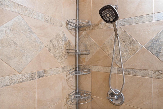 room details featuring a tile shower