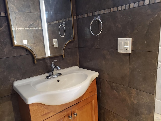 215 Aahi Pl, Kaunakakai, HI 96748 - bathroom featuring tile walls and vanity