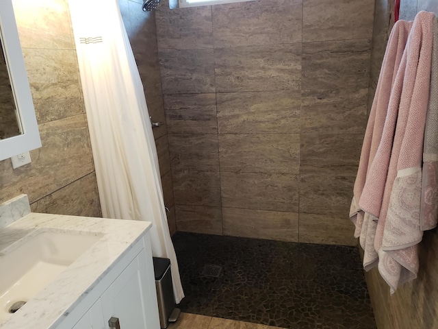 215 Aahi Pl, Kaunakakai, HI 96748 - full bath with tiled shower and vanity