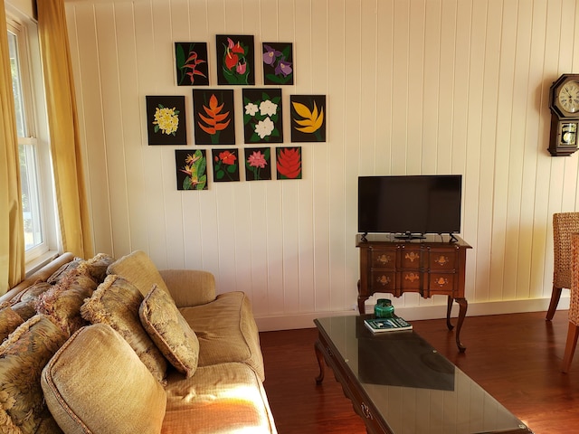 215 Aahi Pl, Kaunakakai, HI 96748 - living area with wood finished floors and baseboards