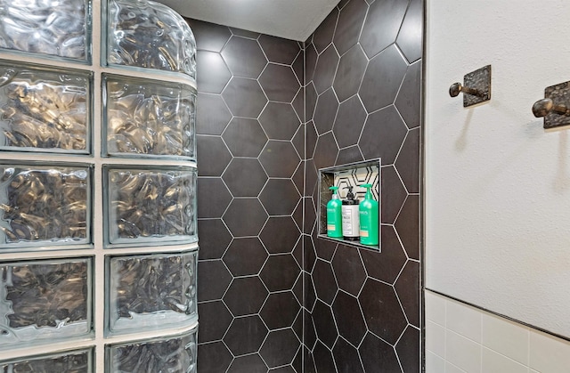 bathroom featuring tiled shower