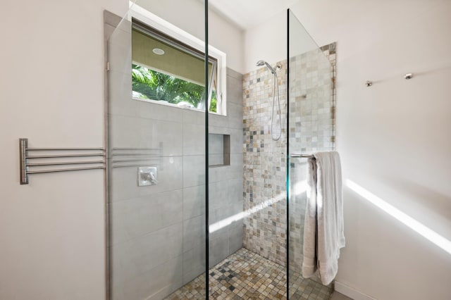 bathroom featuring a tile shower