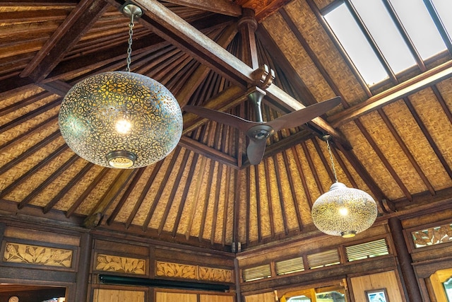 room details featuring a notable chandelier