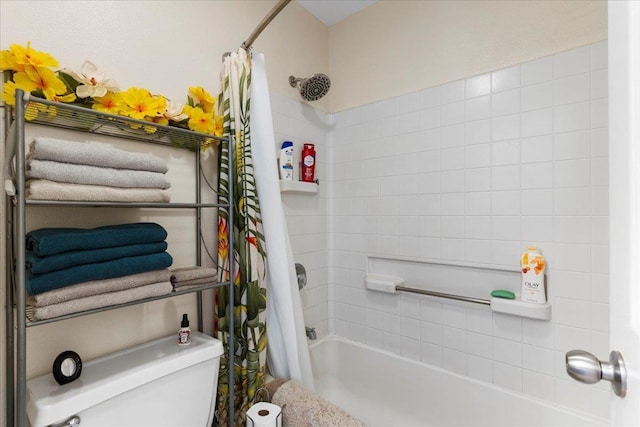 bathroom featuring toilet and shower / tub combo