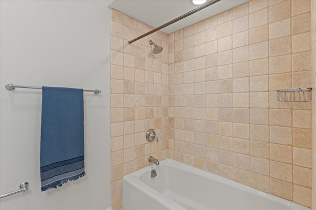 bathroom featuring tiled shower / bath