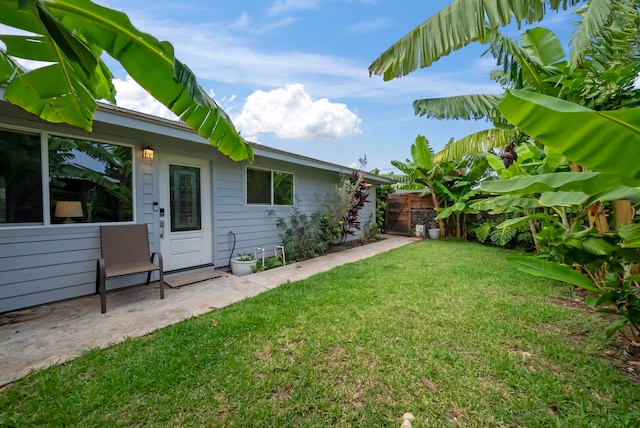 view of yard featuring a patio