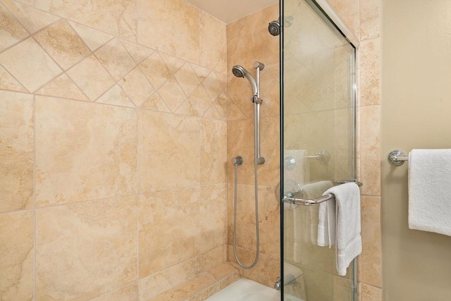 full bathroom featuring a tile shower