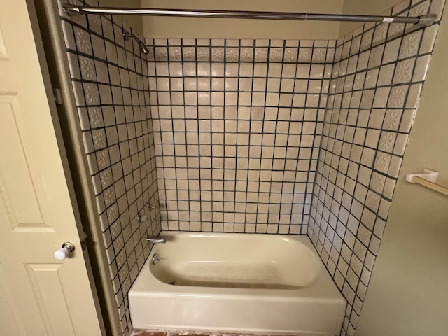 bathroom featuring tiled shower / bath combo