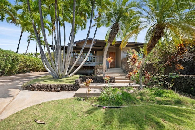 view of front of property with covered porch and a front lawn