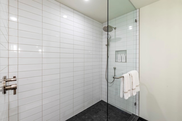 bathroom featuring a tile shower