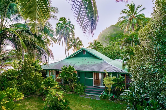 view of front of property featuring a front lawn