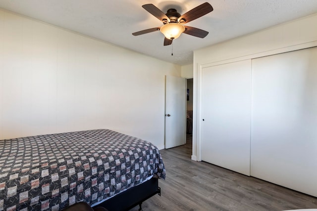 bedroom featuring a textured ceiling, hardwood / wood-style flooring, a closet, and ceiling fan