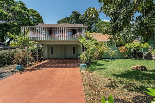 view of front of property featuring a front yard and a carport