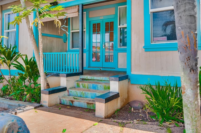 property entrance featuring a porch