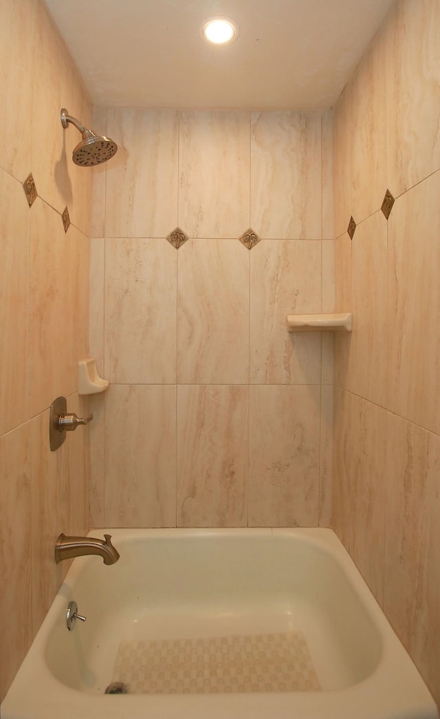 bathroom with tiled shower / bath combo