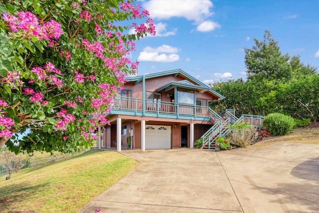 view of front of house featuring a front yard and a garage