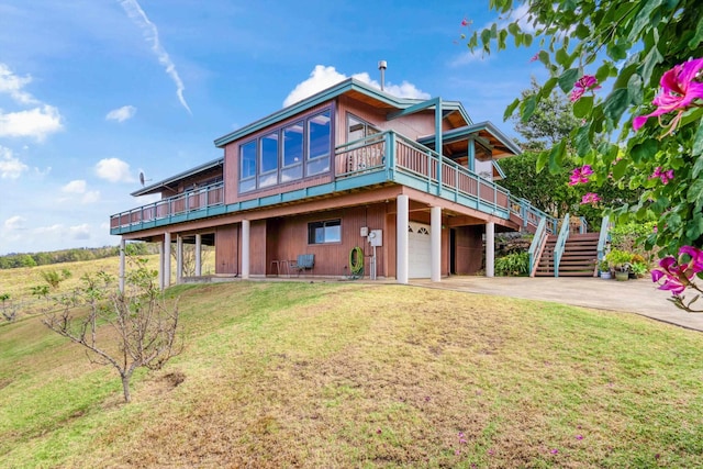 view of front of home featuring a front yard and a garage