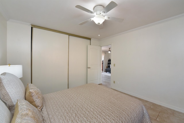 bedroom with ceiling fan, ornamental molding, and a closet