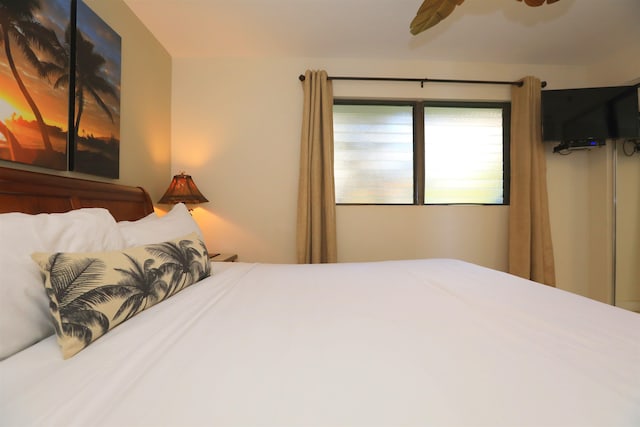 bedroom featuring ceiling fan