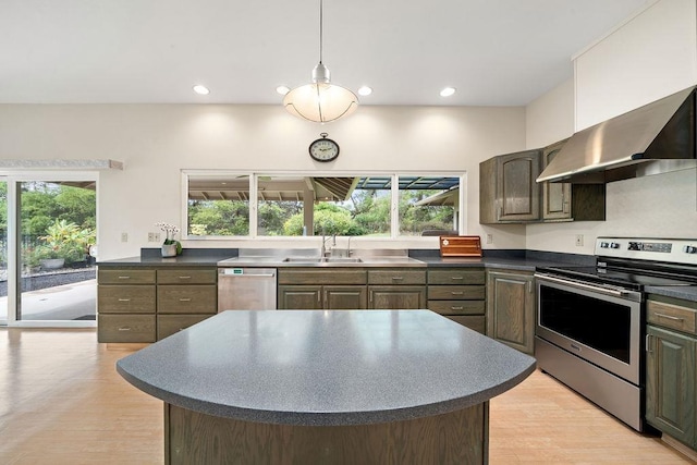 61 Huluhulu Pl, Kahului, HI 96732 - kitchen featuring stainless steel appliances, a sink, dark countertops, plenty of natural light, and recessed lighting