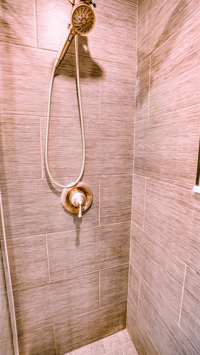 140 Uwapo Rd Unit 2-202, Kihei, HI 96753 - bathroom with a tile shower