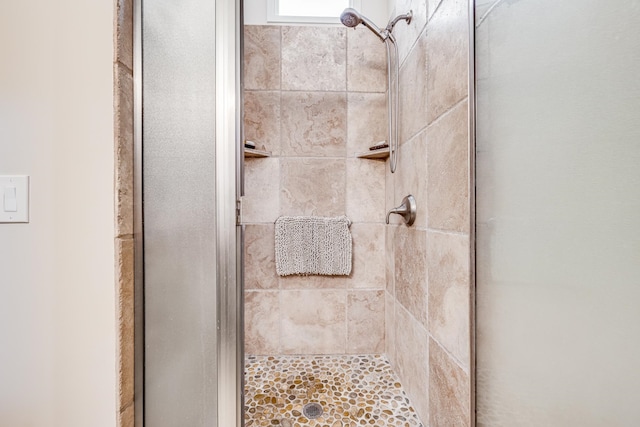 bathroom featuring a tile shower