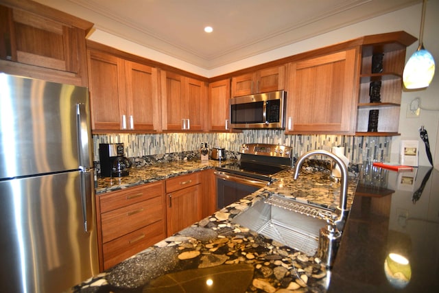 kitchen with crown molding, a sink, backsplash, and stainless steel appliances
