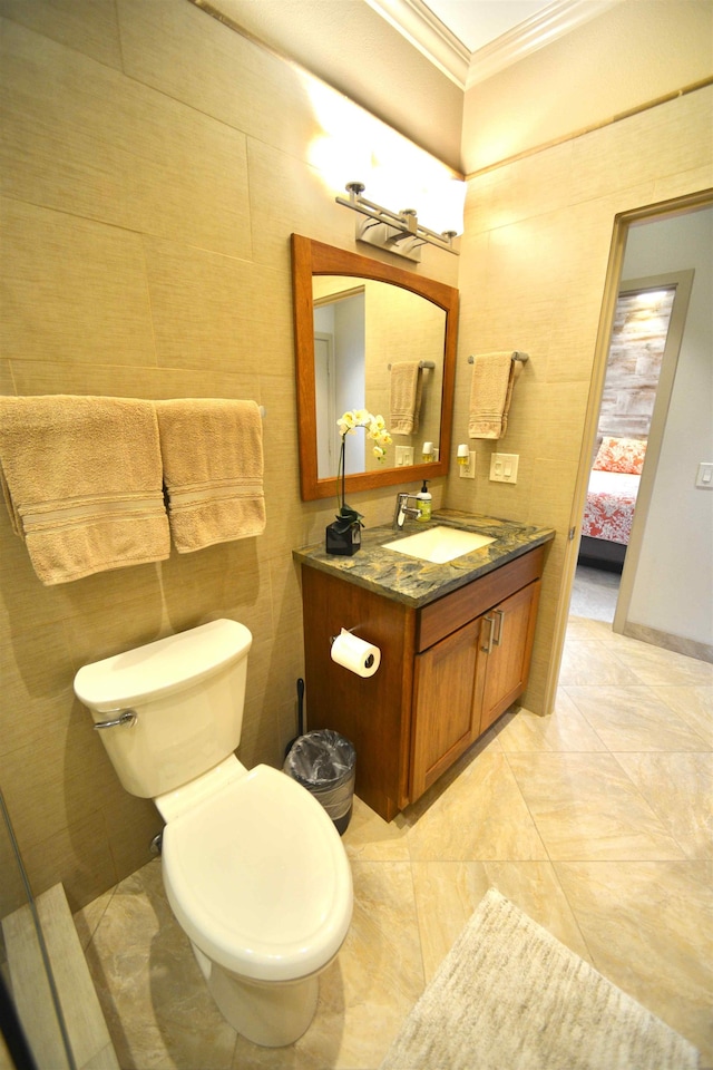 ensuite bathroom with crown molding, toilet, vanity, and ensuite bath