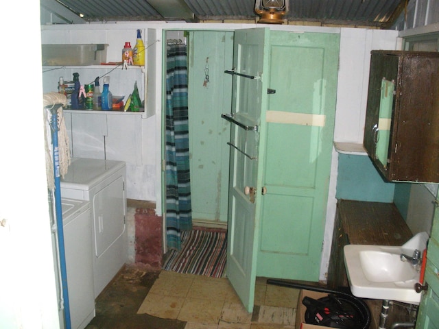 928 Lanai Ave, Lanai City, HI 96763 - bathroom featuring independent washer and dryer and a sink
