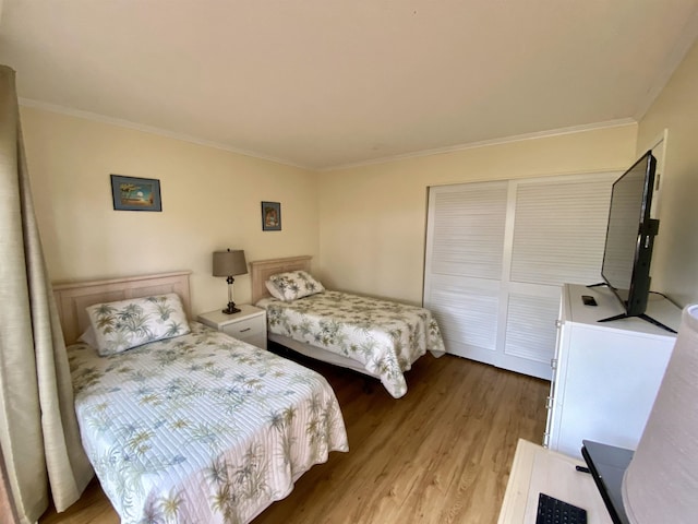 50 Kepuhi Pl Unit 117, Maunaloa, HI 96770 - bedroom featuring ornamental molding, a closet, and wood finished floors