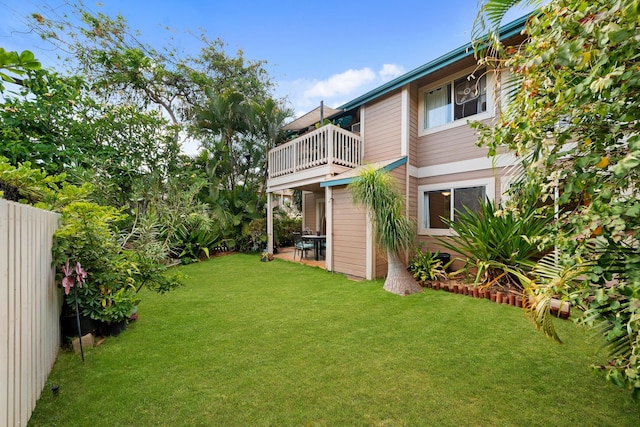 view of yard featuring a balcony