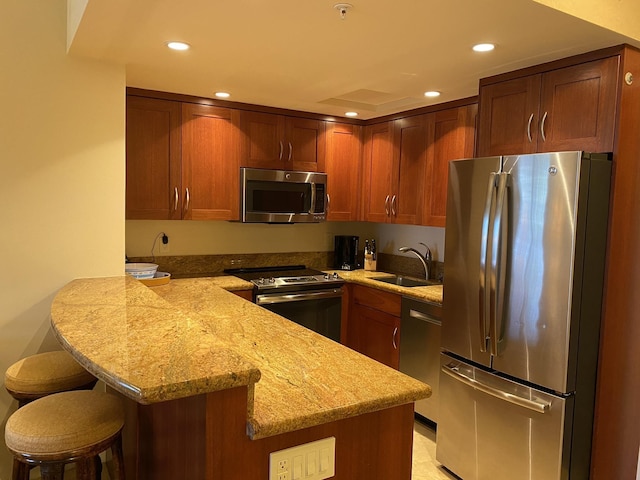 2481 Kaanapali Pkwy Unit 620V, Lahaina, HI 96761 - kitchen with appliances with stainless steel finishes, a peninsula, a sink, recessed lighting, and a kitchen bar