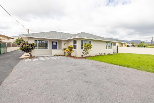 single story home with a front yard