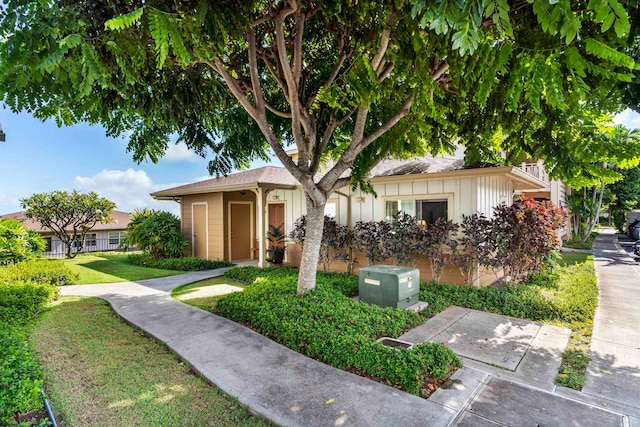 view of front facade with a front yard