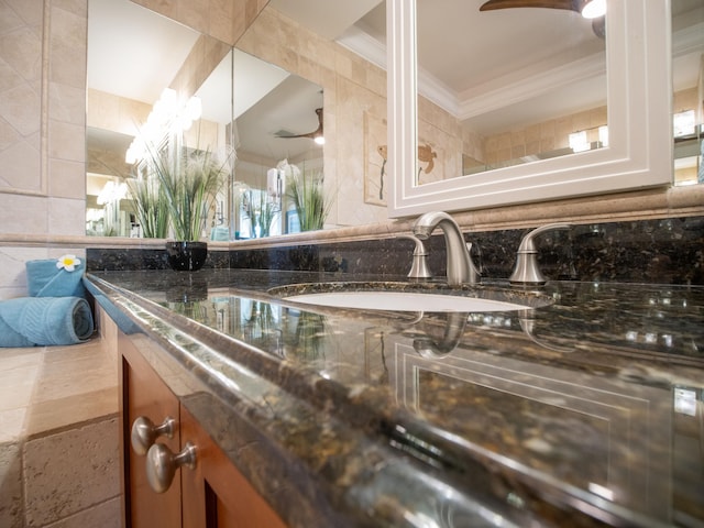 room details featuring vanity and crown molding