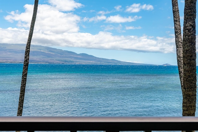 water view with a mountain view