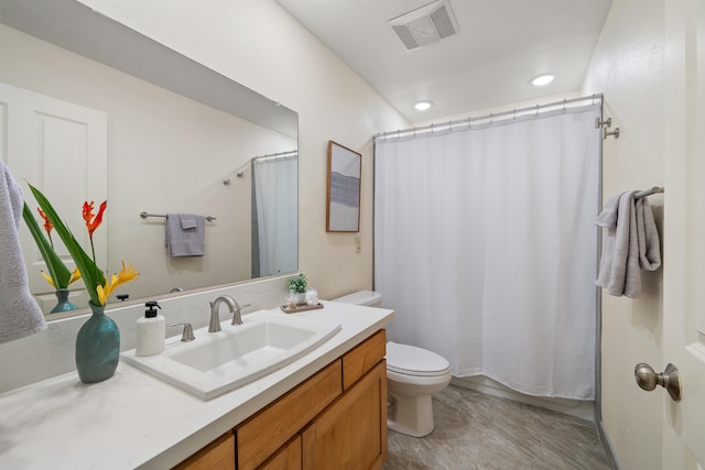 bathroom with a shower with curtain, visible vents, vanity, and toilet