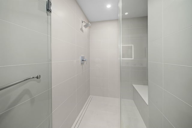 bathroom featuring a tile shower