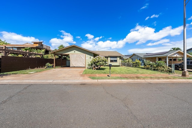 view of front of house featuring a carport and a front yard