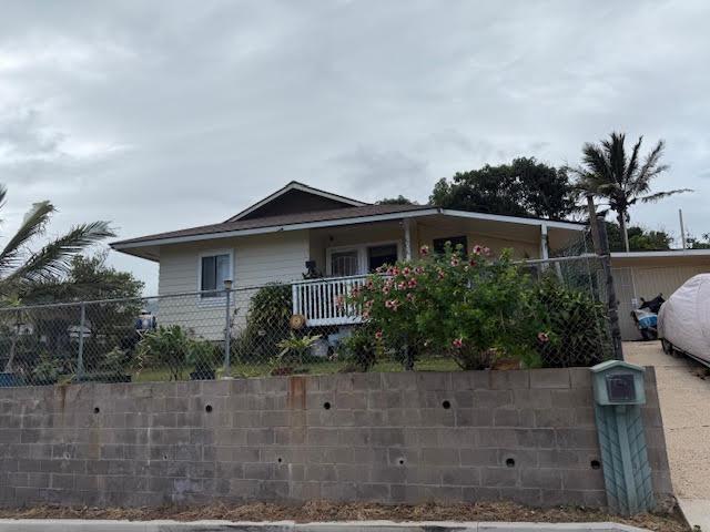 view of front facade with fence and covered porch