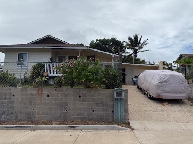 view of front of home featuring a fenced front yard