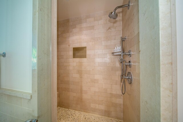 bathroom featuring a tile shower