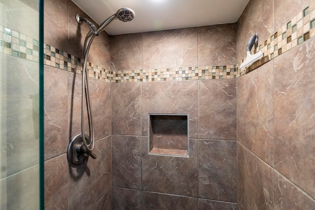 full bath featuring tiled shower