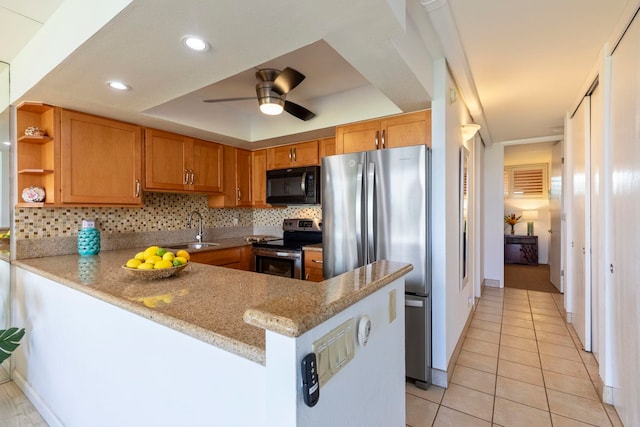 kitchen featuring a sink, light tile patterned floors, ceiling fan, a peninsula, and appliances with stainless steel finishes