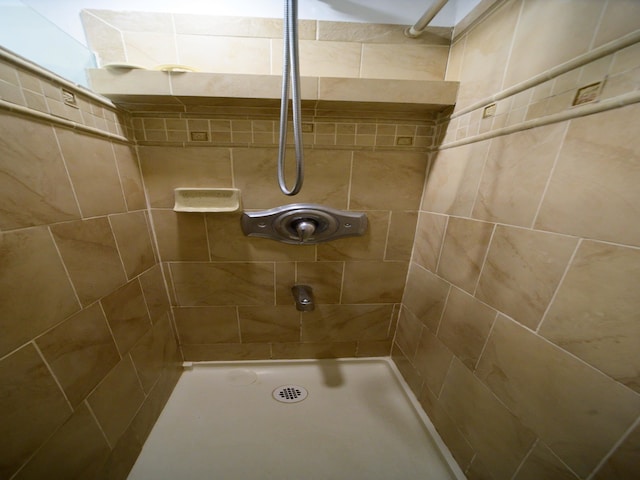 bathroom featuring tiled shower