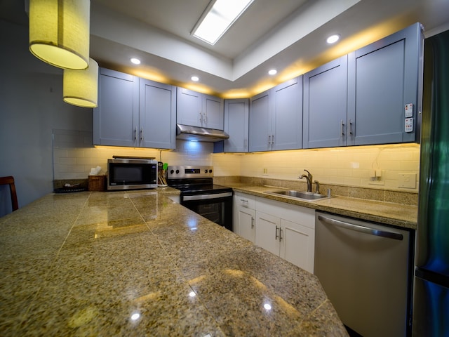 kitchen featuring decorative backsplash, stainless steel appliances, and sink