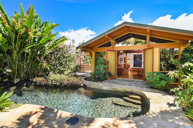 679 Kaapuni Pl, Kihei, HI 96753 - doorway to property with a patio area