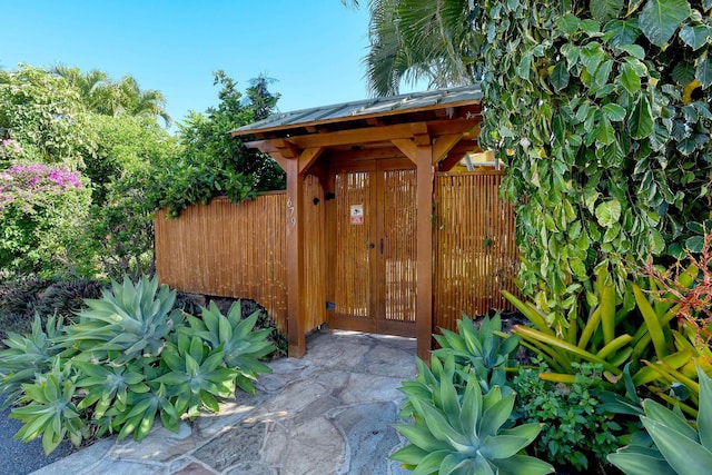 679 Kaapuni Pl, Kihei, HI 96753 - entrance to property with a metal roof