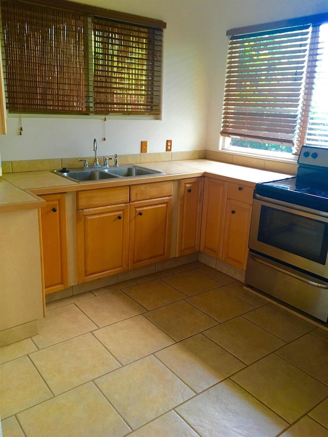 679 Kaapuni Pl, Kihei, HI 96753 - kitchen with electric stove, light countertops, and light tile patterned floors