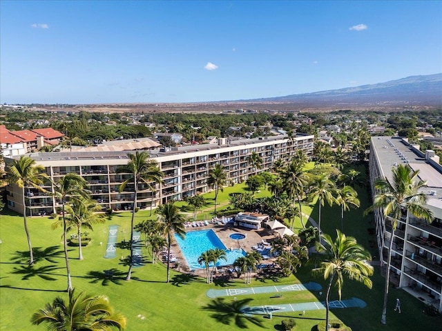 bird's eye view of a pool area and apartment complex / building